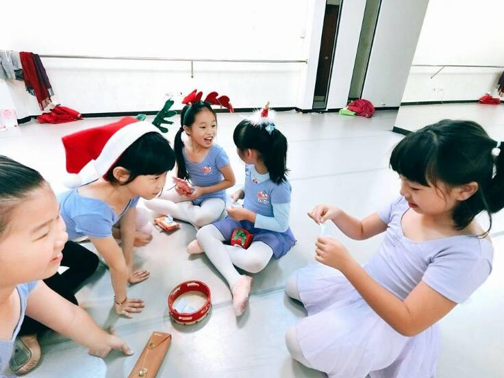 孩子們開心地分享耶誕節禮物
